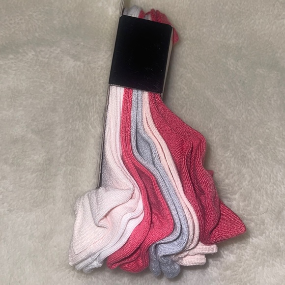 COPY - ❤️NEW!!!❤️ UnderArmour 6 pairs in a pack. No show. - Picture 5 of 8